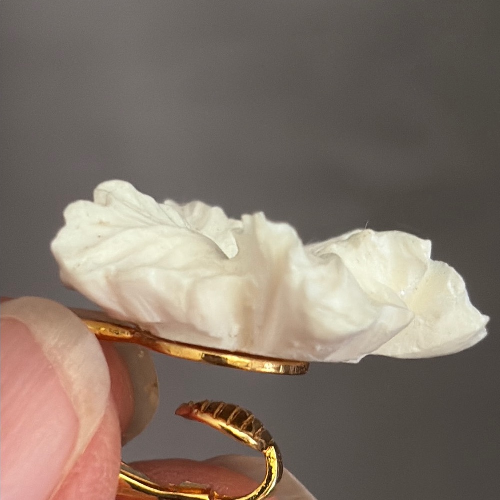 Avon Vintage 80s Soft White Pearl Centre Poinsettia ClipOn Earrings NIB 54 - Picture 7 of 14